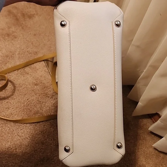 Burberry Banner Leather Tote Bag in Ivory with Tan leather details - Picture 15 of 16